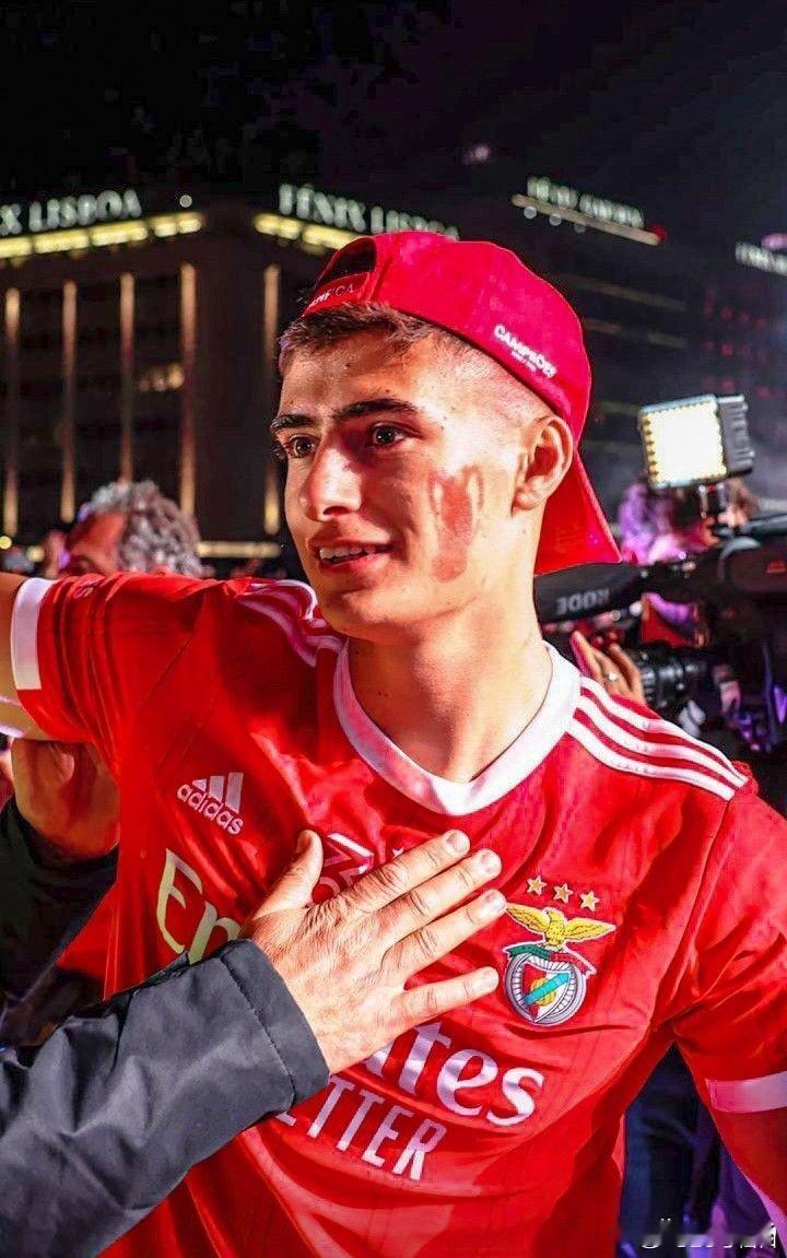 【米体】🔴在安东尼奥·席尔瓦🇵🇹拒绝本菲卡最新的续约报价后，米兰可能重新燃
