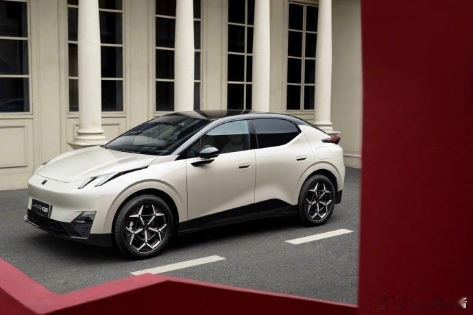 2025那些让你怦然心动的新车超级车主说实话最让我惊喜的是那个会变色的电致变色