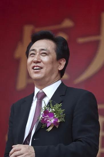 惊天反转！许家印认罪全盘认栽，伦敦躲难的前妻也被拽回，钱真能追回来吗？“天网