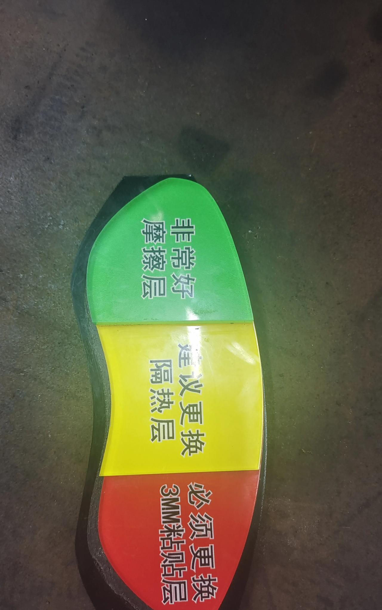 刹车片由三层材质构成，第一次听说。昨天去车辆保养换机油，维修师傅强烈建议对后轮