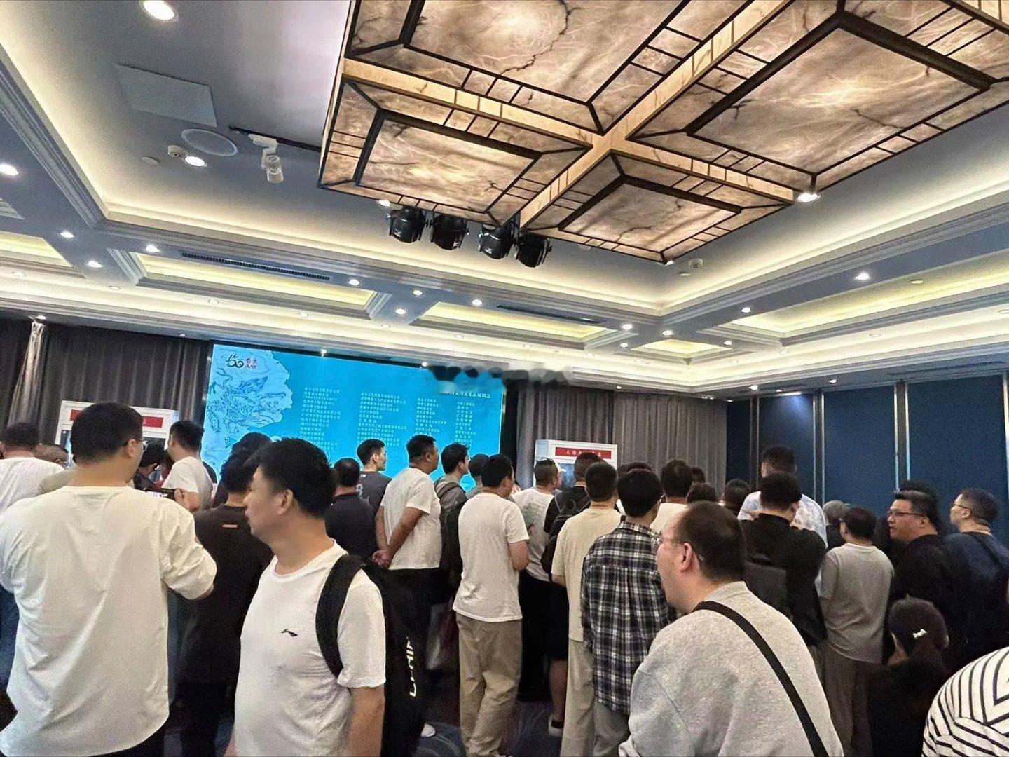 今日起至28日，“全国文物艺术品展销会”在南京举行，汇聚了30多家国有文物商店、