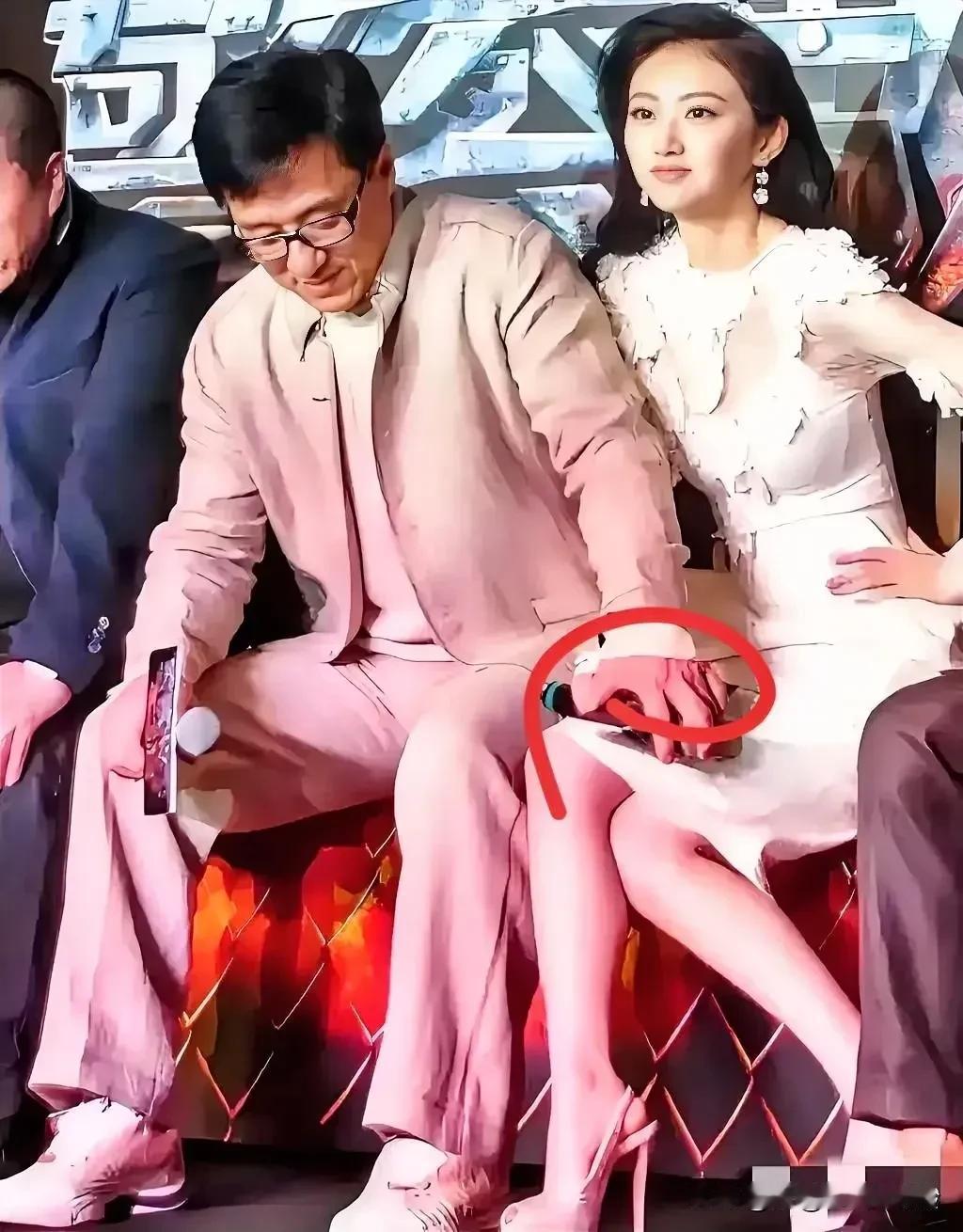 看画面中，成龙竟随意将手搭在景甜大腿上，如此举动实在有失风度。而景甜竟不在意，好