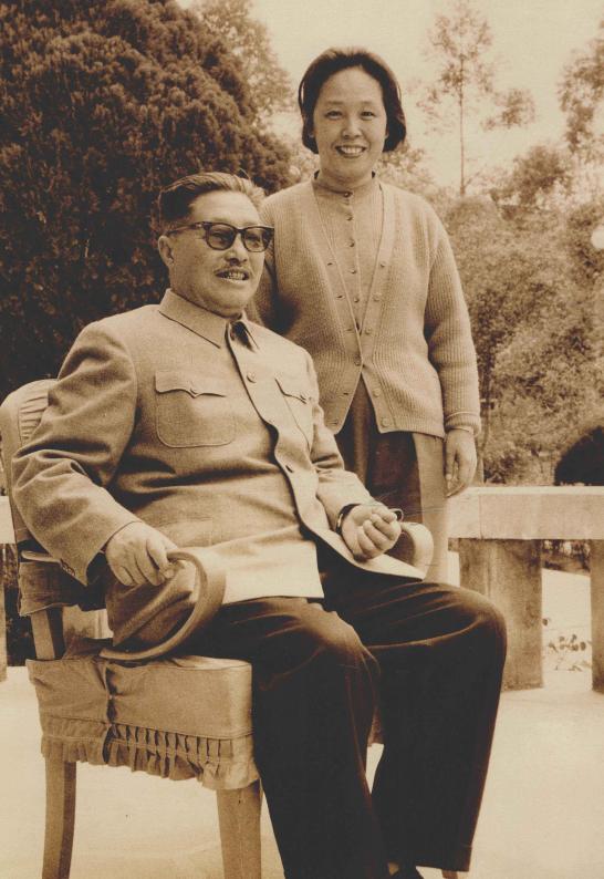 薛明22岁成为贺龙的妻子，婚后始终和贺龙相濡以沫，风雨同舟，不离不弃。1969年