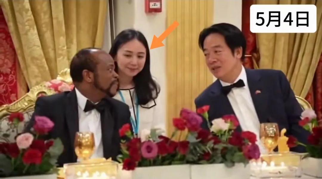 注意赖清德的随身女助理翻译。