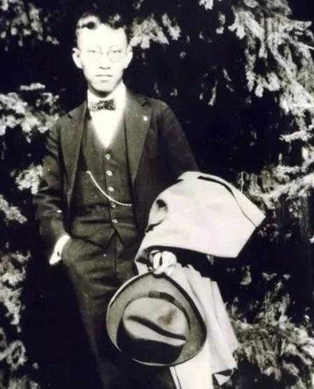 1941年，西方把青霉素列为军事机密，中国老百姓和军人伤口发炎红肿后，往往因为没