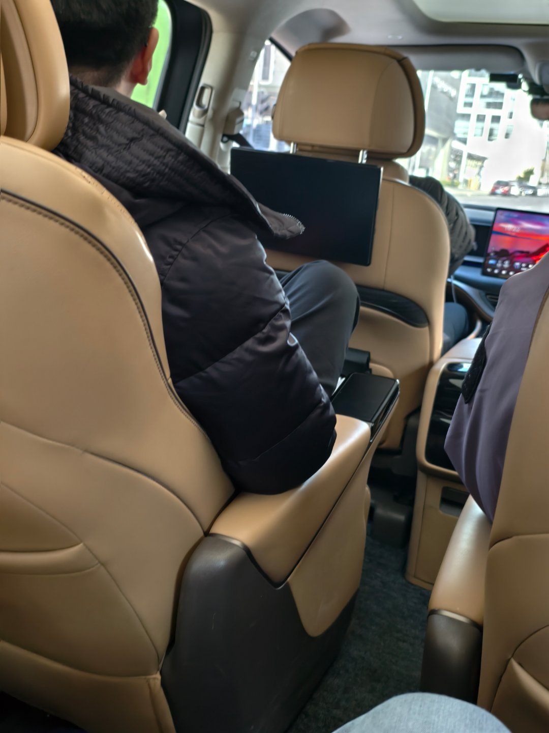 腾势D9，五个人去机场，我们坐三排，感觉还行，不算局促二排翘着二郎腿，尾箱三个行