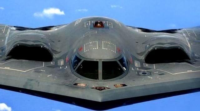 那架24亿美金一架，飞了30年从没被击落过的B-2，现在每次出任务，地图上都要绕