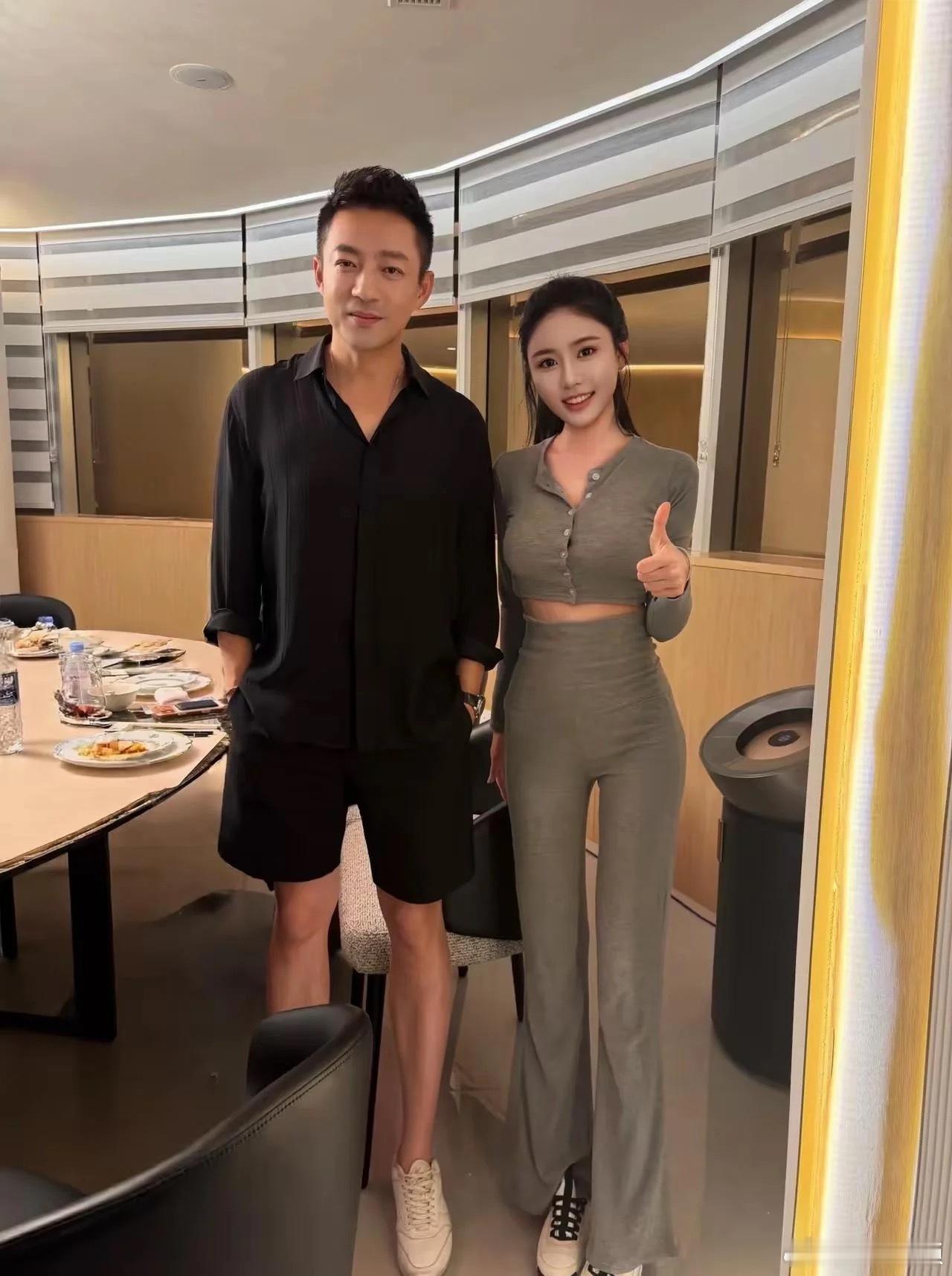 有钱人身边永远不缺美女