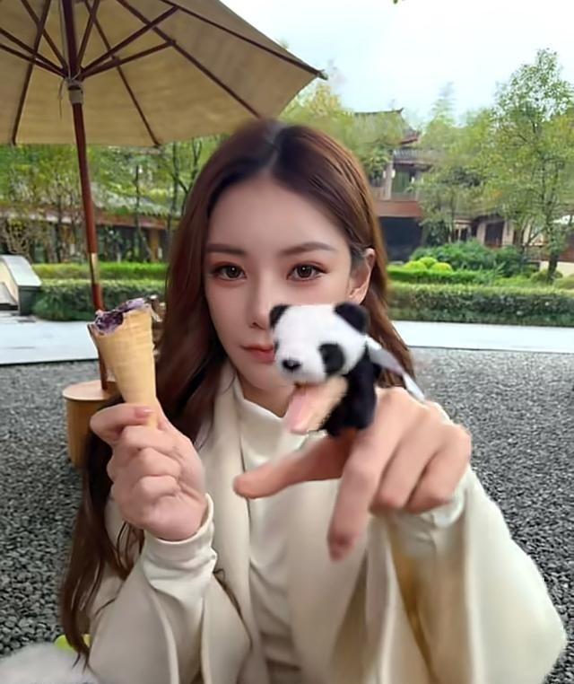 那天刷手机正好看到马筱梅和汪小菲一家出游的消息，手指划拉着屏幕，咖啡凉了都忘了喝