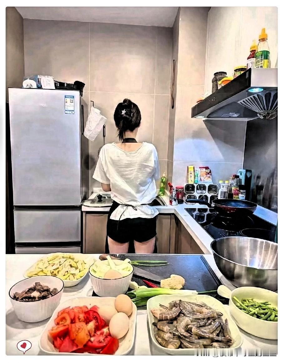 千万不要同居身边小姑娘去年和男友住到一起，今年闹分手，现在悔得不行。姑娘