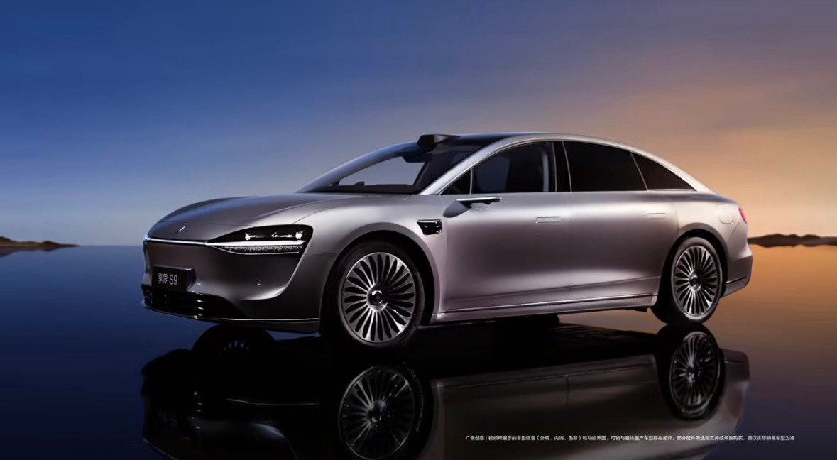 银色新款享界S9真滴是好看精致时尚优雅。