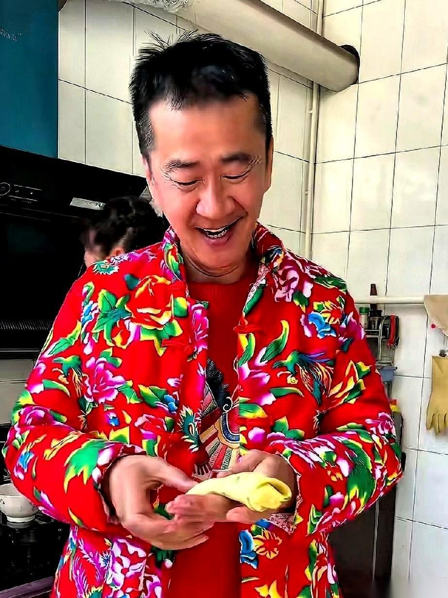 父母都不在了，家就成了大姐家。这话听着心酸，但看着演员李嘉明在大姐家，狼吞虎咽