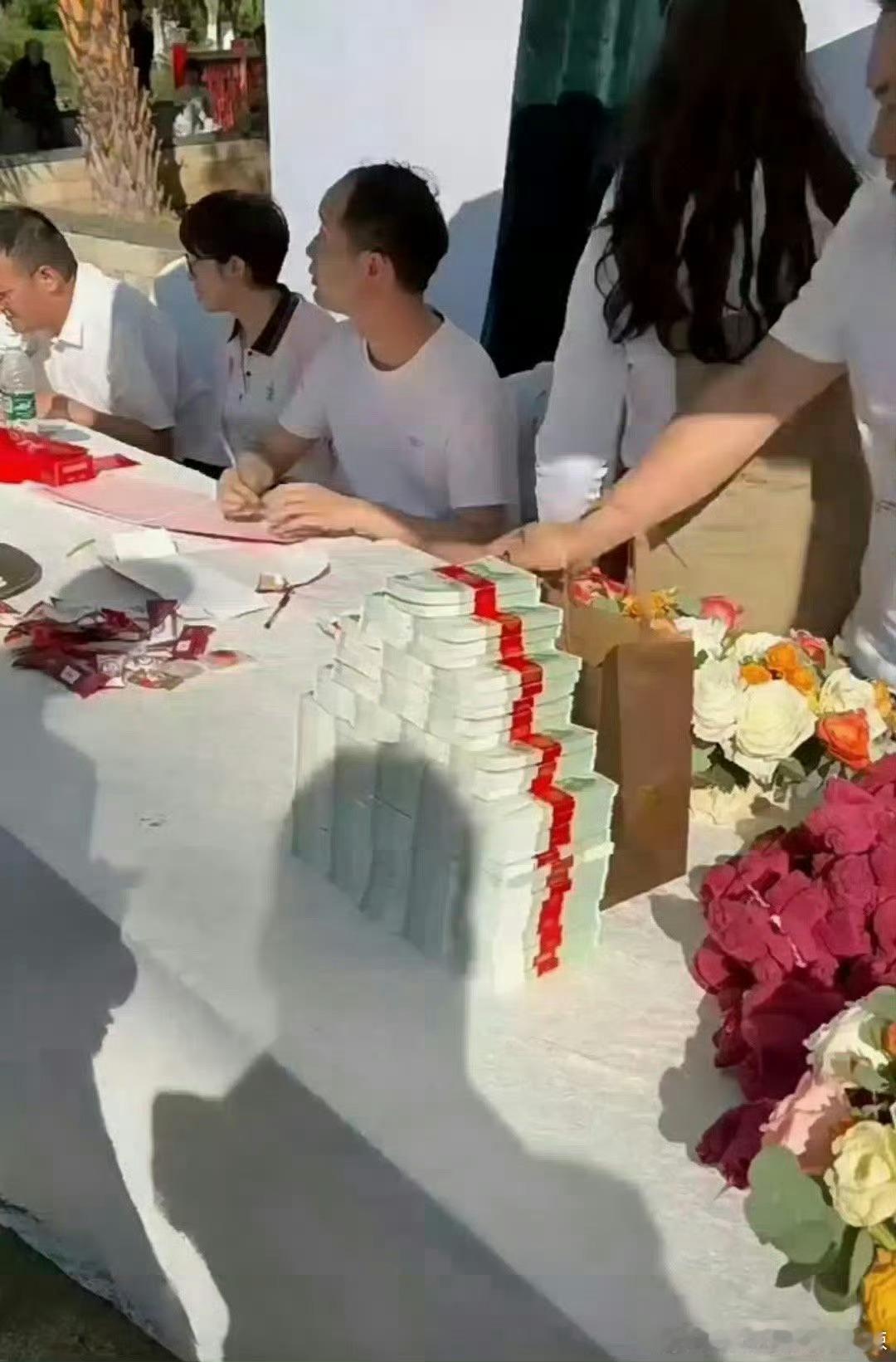 听说是新郎前女友送的，好大手笔啊！