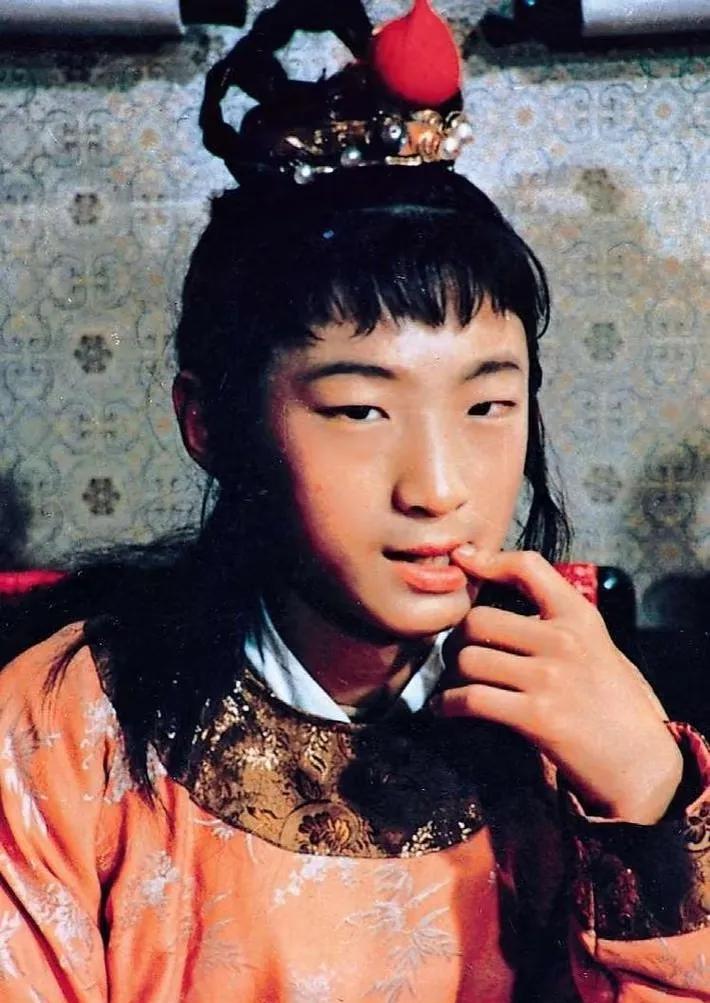 最近看到有人问，《红楼梦》里贾环为啥总让人瞧不起？仔细咂摸原著里的情节，这里面的