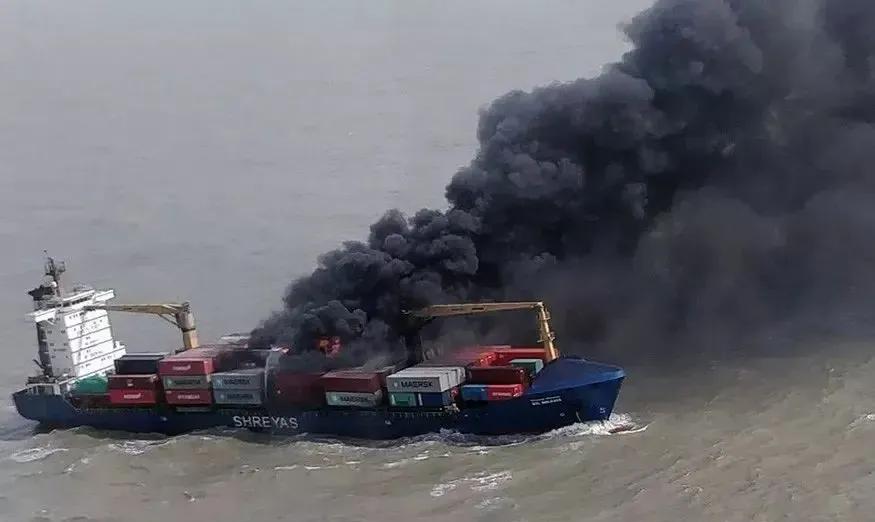 一艘俄罗斯商船在海参崴外海爆炸起火疑似被导弹袭击所致据图片社6月29日消息，
