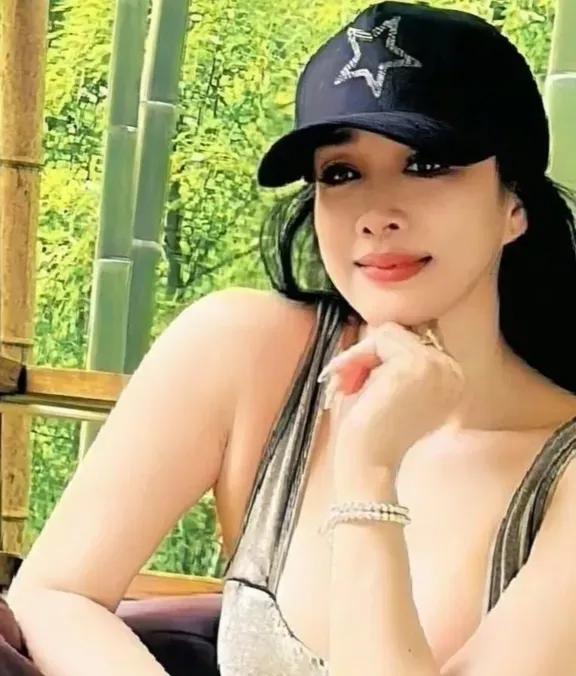 钟丽缇55岁状态绝了55岁的钟丽缇状态也太绝了吧！戴黑色星星棒球帽，穿灰色