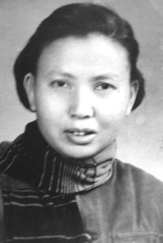 1941年，一名新四军女兵被俘虏，敌人准备活埋她。行刑前，敌人突然问：“你认识莫