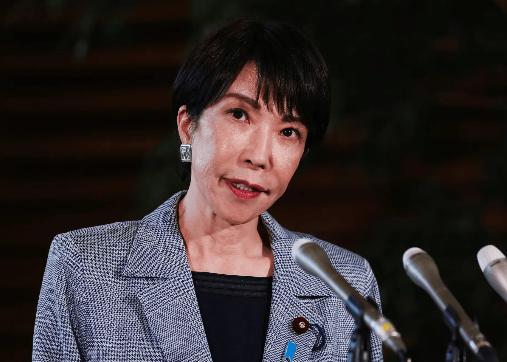 为何高市早苗宁可让日本“经济崩溃”也不向中国道歉？原因挺复杂。一方面，她若道歉，