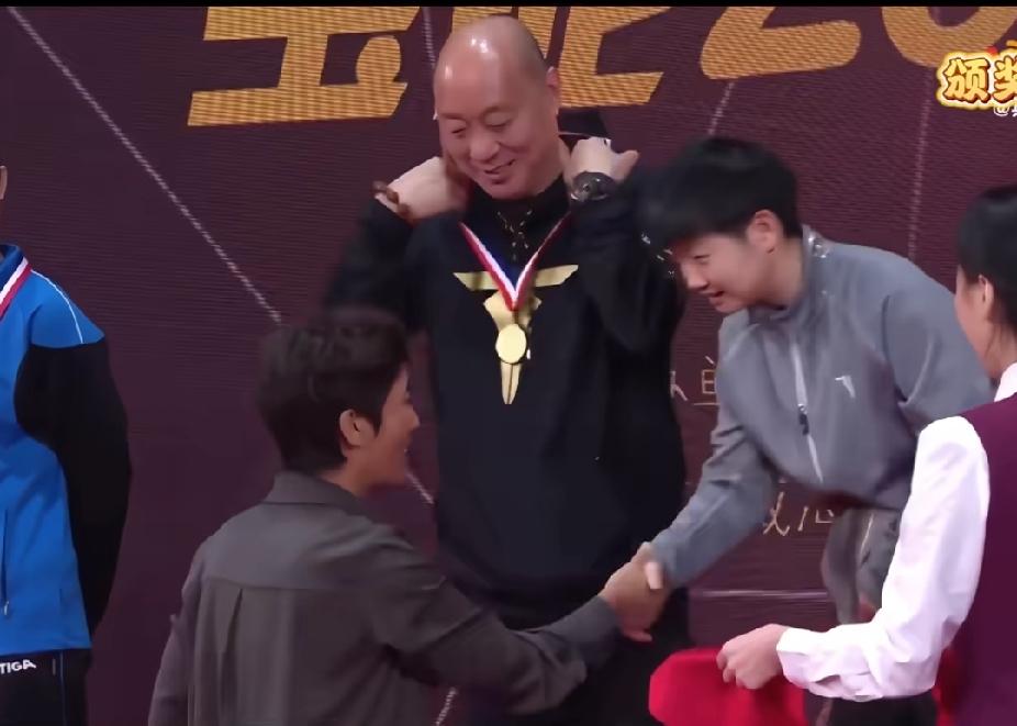翻出2020全锦赛女团颁奖旧镜头，河北队拿下女团冠军，年少的莎莎气场拉满。领完