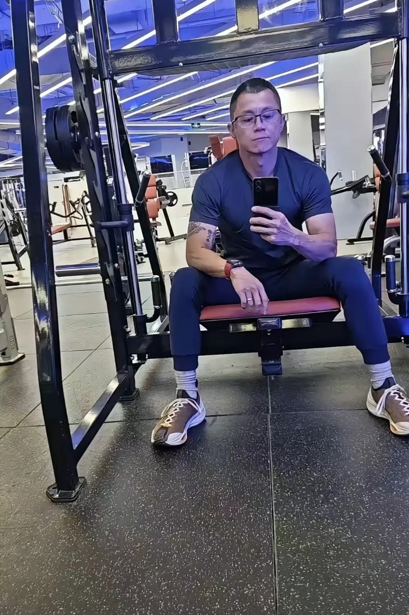 陈震，我研究他很久了，终于从他身上发现了一个秘密，难怪43岁的他精力一直那么充沛