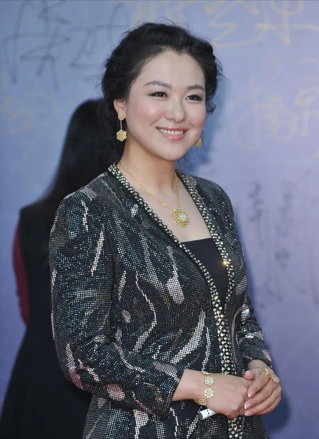 这衣服不太适合她，显得腰部有点臃肿，像水桶腰一样。明明长得那么美，但这衣服拉低了