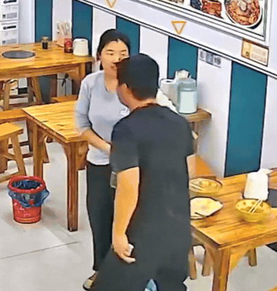 “这对夫妻火到人民日报了！”河南周口，一对货车夫妻正在饭店用餐，吃着吃着，突然站
