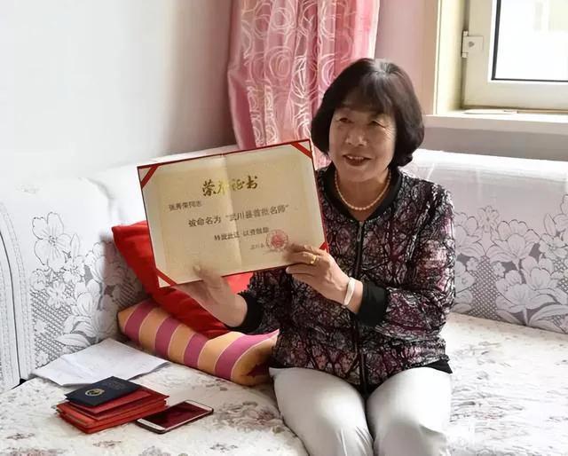 1981年，内蒙古一男生考上大学，女老师掏出20元钱，给他买双棉鞋，谁料，26年