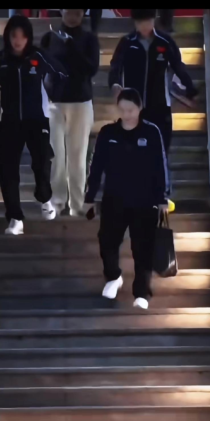 莎局出巡既视感，这小手背得也太萌了🤣国乒小分队抵达海口，何卓佳夹着包走在