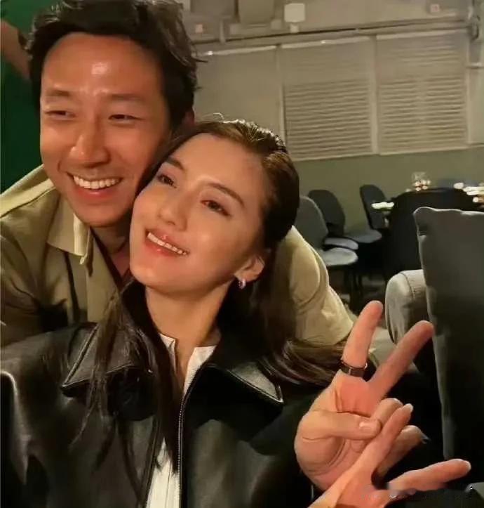 吴千语的老公也得看起来对吴千语都是生理喜欢，这面对镜头都要吐舌头，还要舔脸，看起