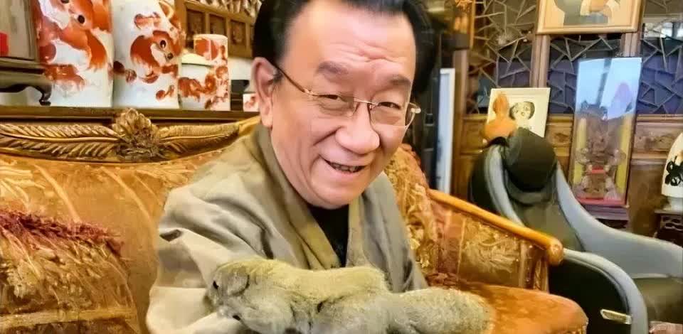 侯耀华的徒弟谢雷在直播时说：杨老五拜老侯爷，这事儿就算成了。只要我师傅侯耀华同意