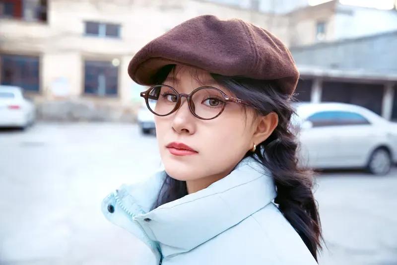 女人这辈子，​有两个坎，​一个是从女儿变成母亲，​一个从母亲到放手​终于搞