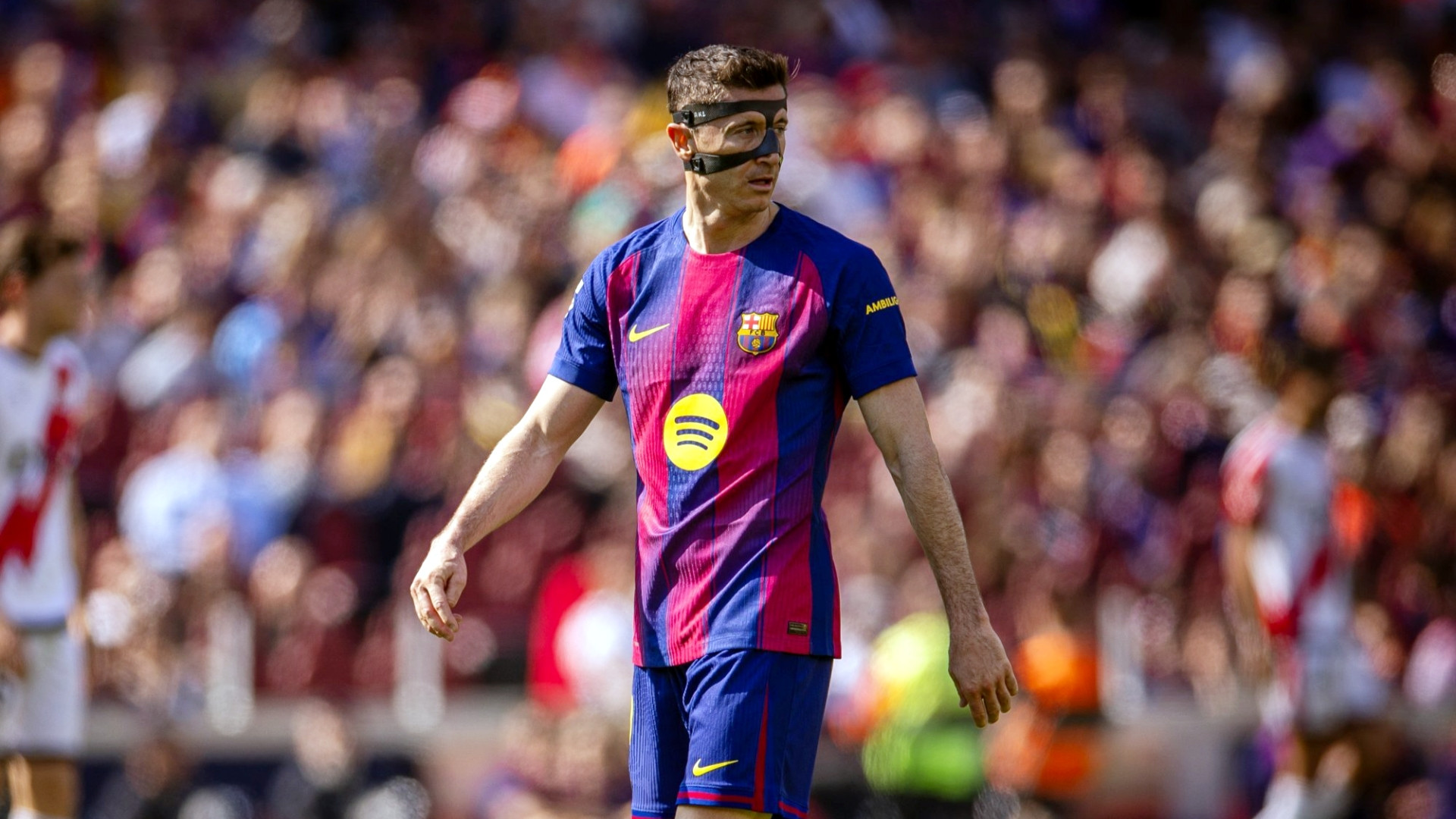 巴萨将向莱万多夫斯基提供一份低成本合同，他必须做出抉择。是接受大幅降薪留队，还