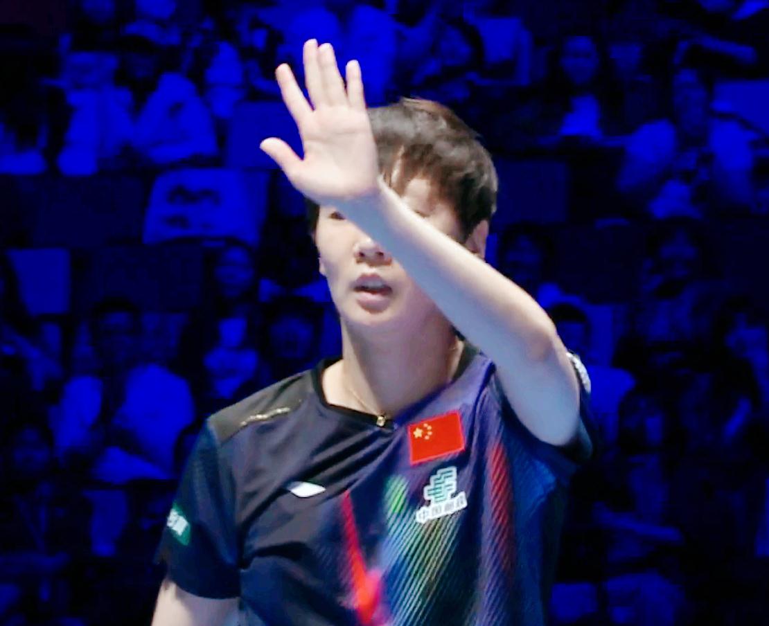 侯英超说：昨天王曼昱和桥本帆乃香打到数板子，体力已经透支了，全靠顽强的意志拼