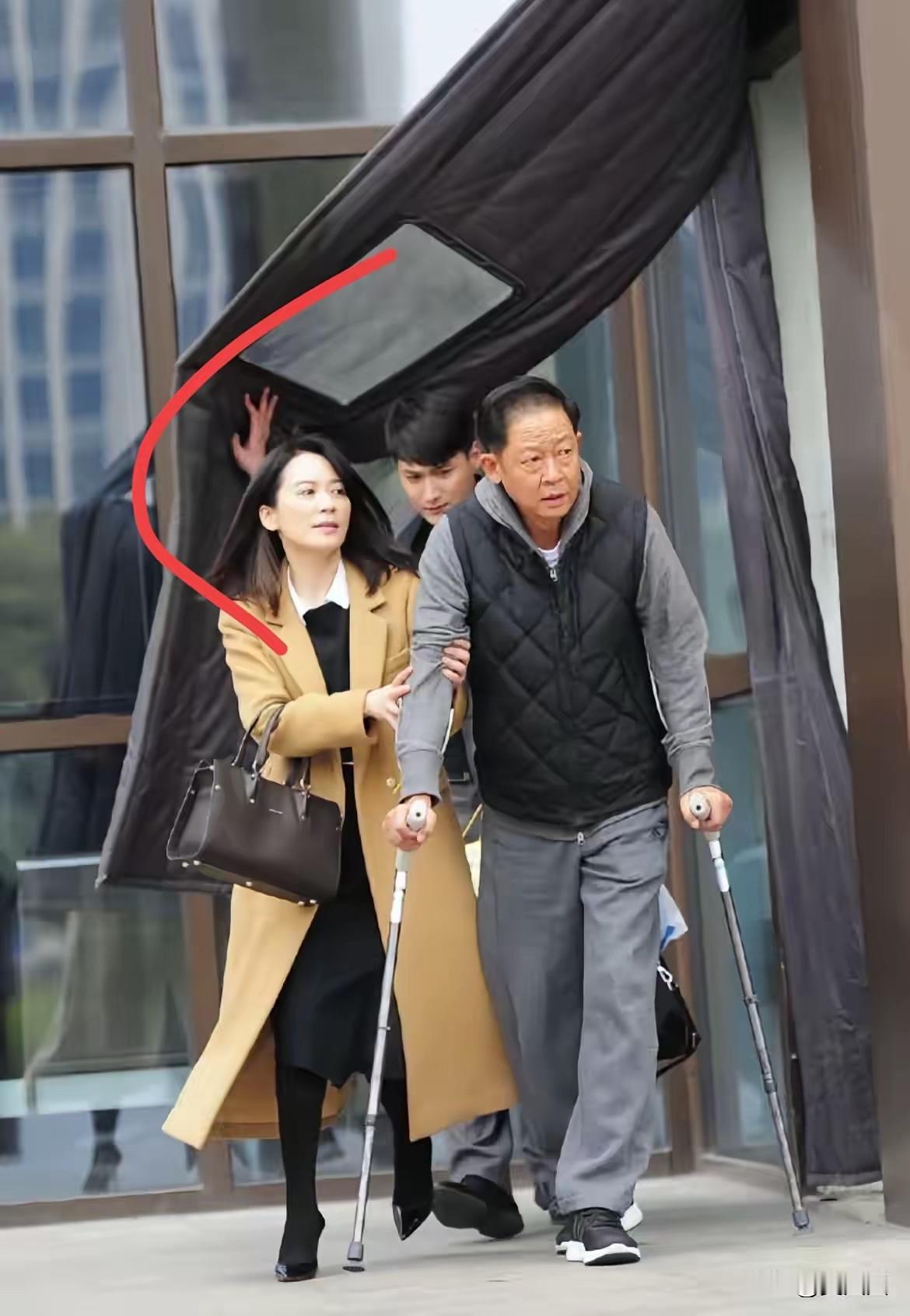 男神怎么拄着拐杖了，好久没有看到他了，身边搀扶他的美女是谁，是不是他老婆？