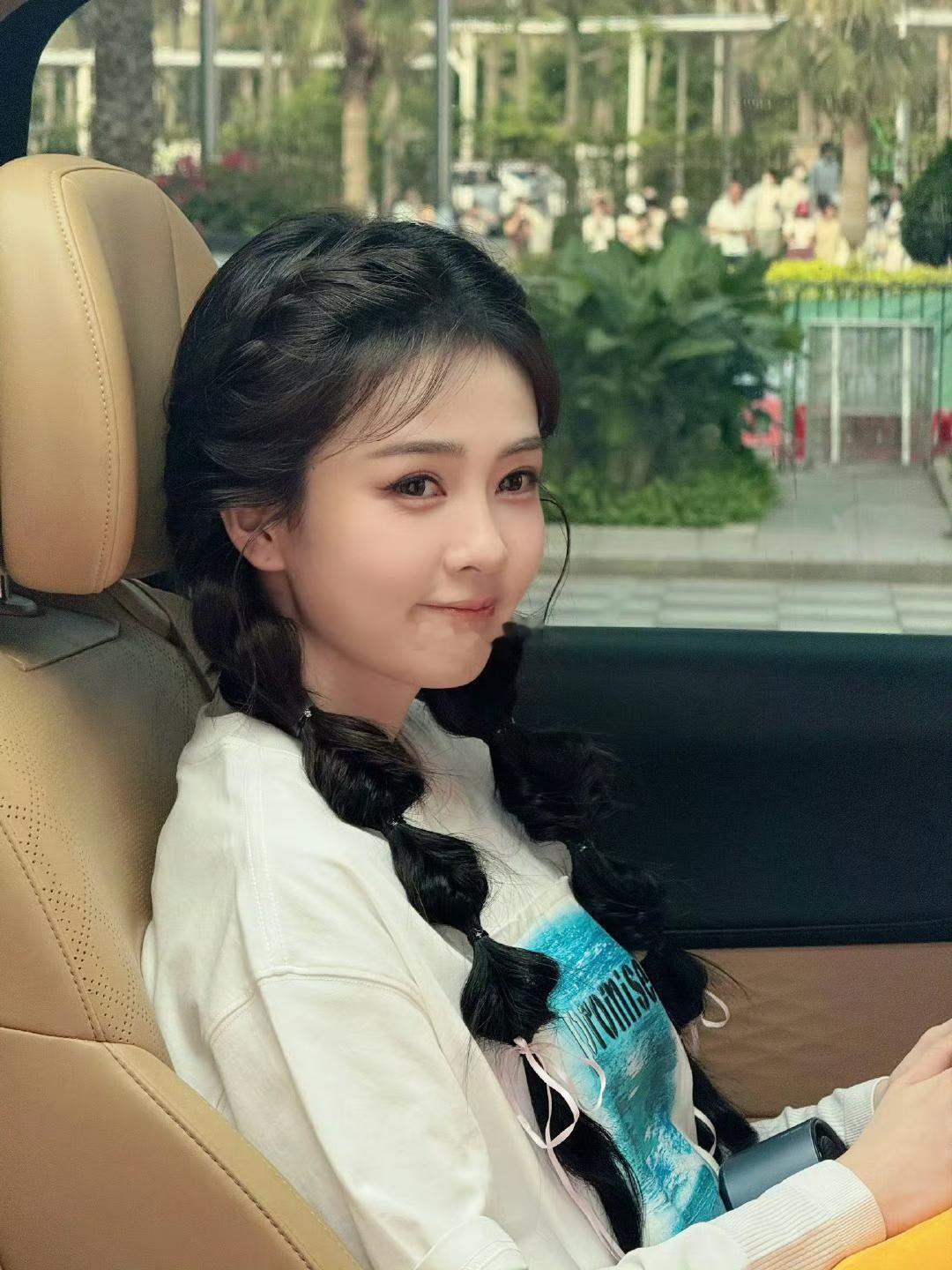 白鹿请离粉丝的生活远一点奔跑吧别人打call是“加油”，白鹿打call是带ti