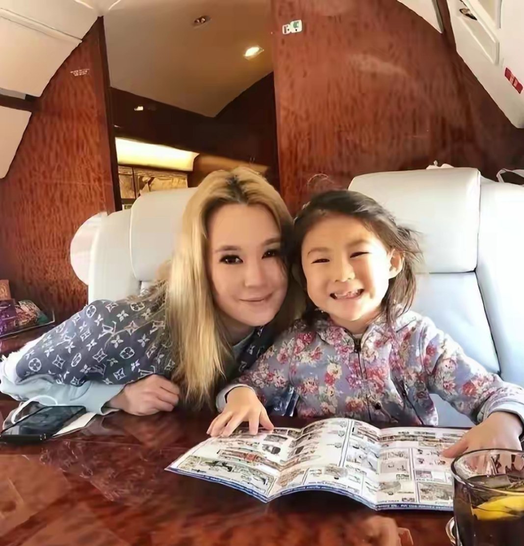 陈冠希女儿和姑姑同框，姑姑气质太绝了，他家基因颜值真的全员在线。​