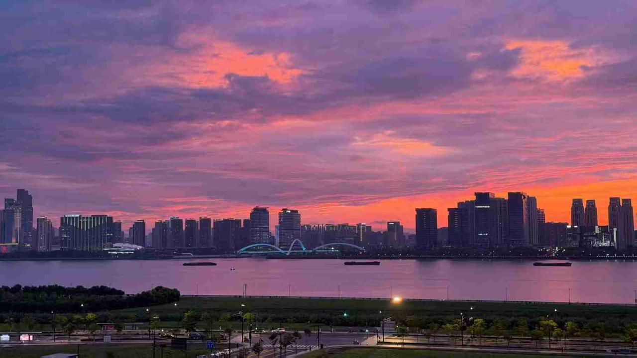 重庆即将进入新一轮四十度高温，滚烫的热浪包裹着城市，连风都带着灼人的温度，待在室