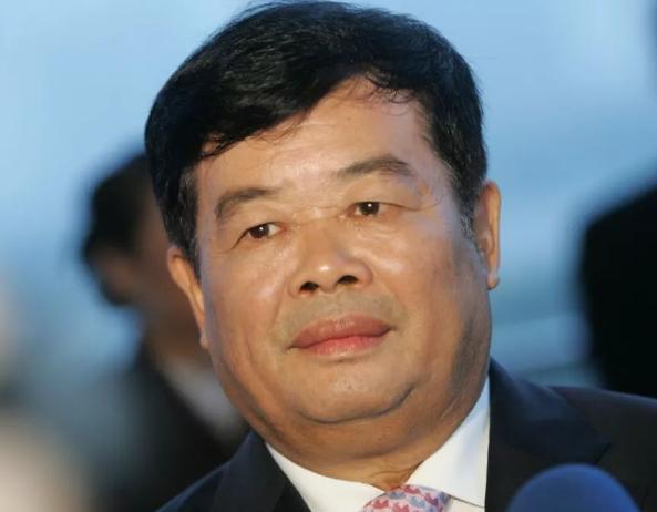 1990年，一个名牌大学生到福耀公司求职，50多岁的曹德旺看了他的简历，