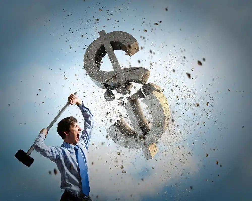 全球危机比2008年严重十倍？普通人该提前设防。最近半年，“全球危机”这三