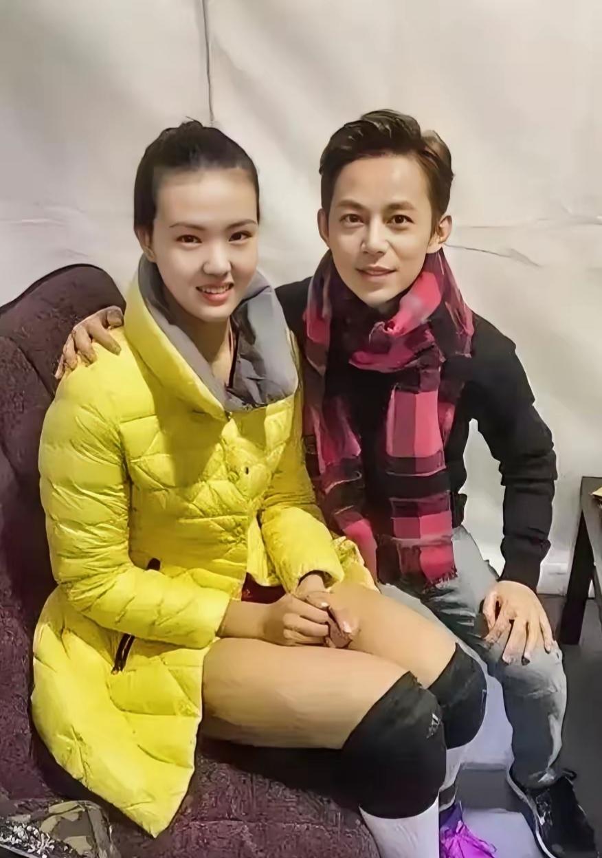 这个帅哥是谁？估计99%的人都认识他！当年他太出名了，才华横溢，口齿伶俐，家喻户