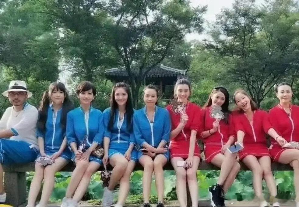 莫文蔚的腿不是开玩笑的，在她旁边的超模奚梦瑶的腿都被比下去了