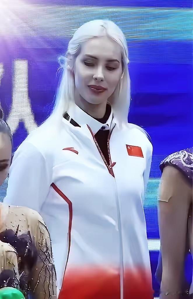 闭幕式上，中国代表团入场。在中国队队伍中，突然在一个金发碧眼的女人，摄像机在
