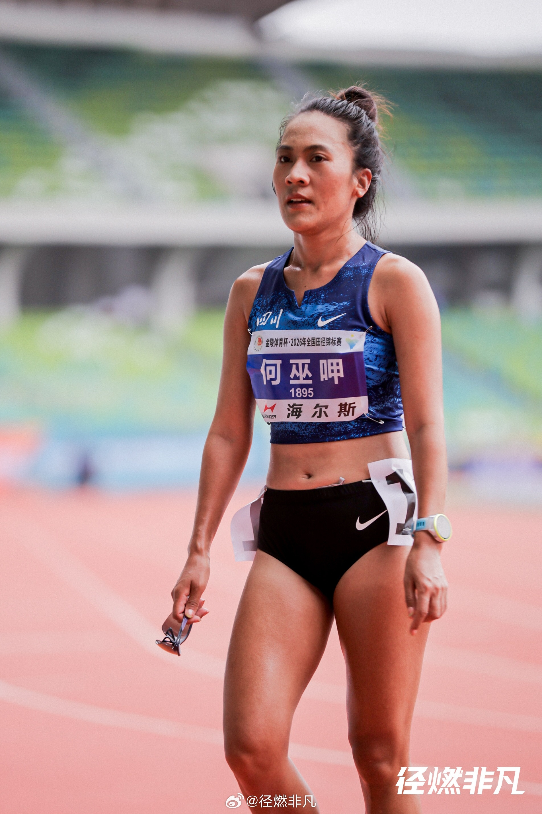 何巫呷斩获全国田径锦标赛女子5000米金牌。8月12日，2026全国田径锦标赛女