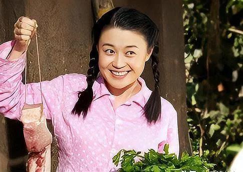 娱乐圈胸部丰满的十位女星，你喜欢哪一位呢第一位：邱淑贞54岁。第二位:姜妍37