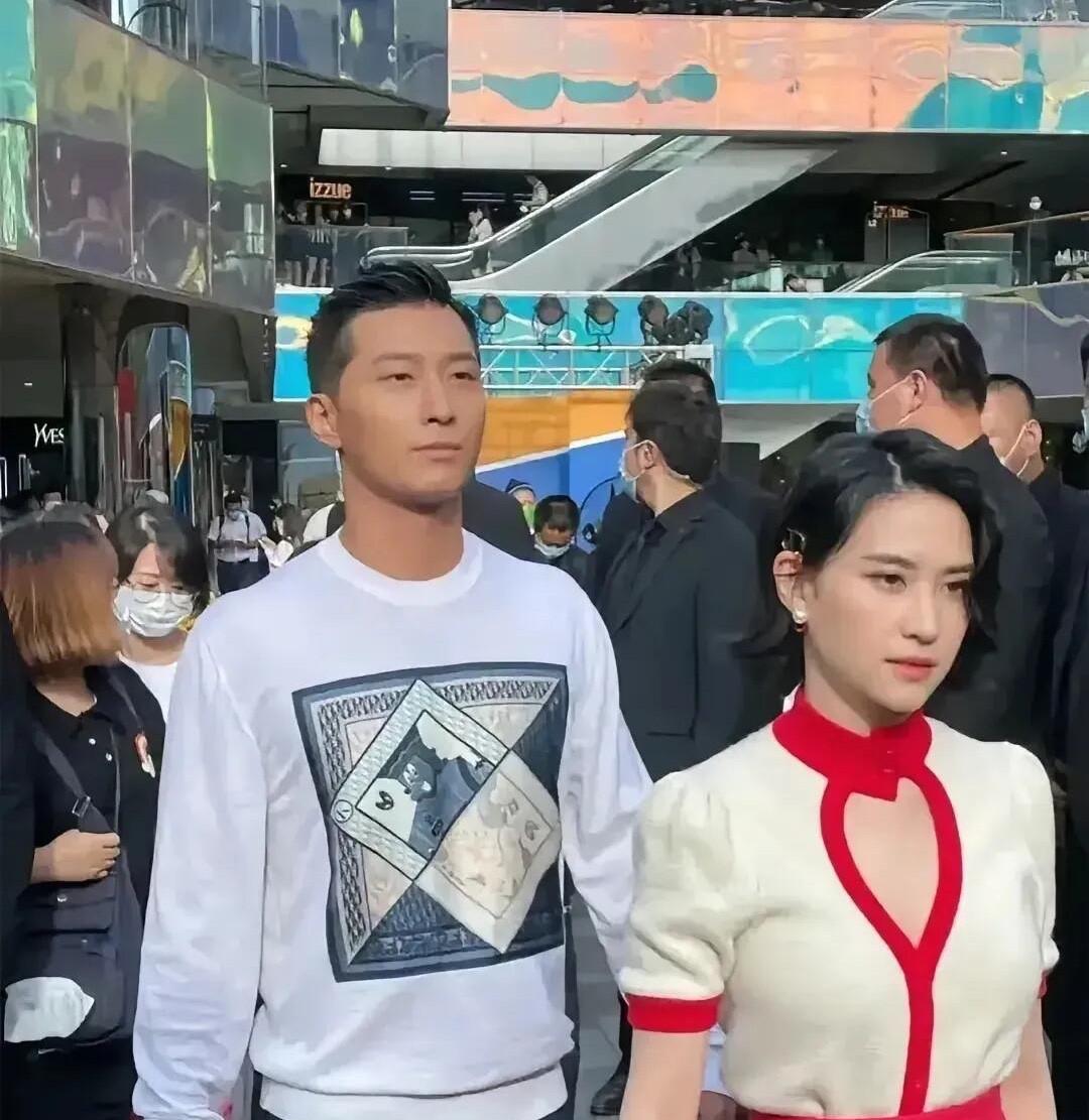 总感觉窦骁没有原来电视上看到的帅了，皮肤黑了，脸油腻了，气质还没有平常人好。不