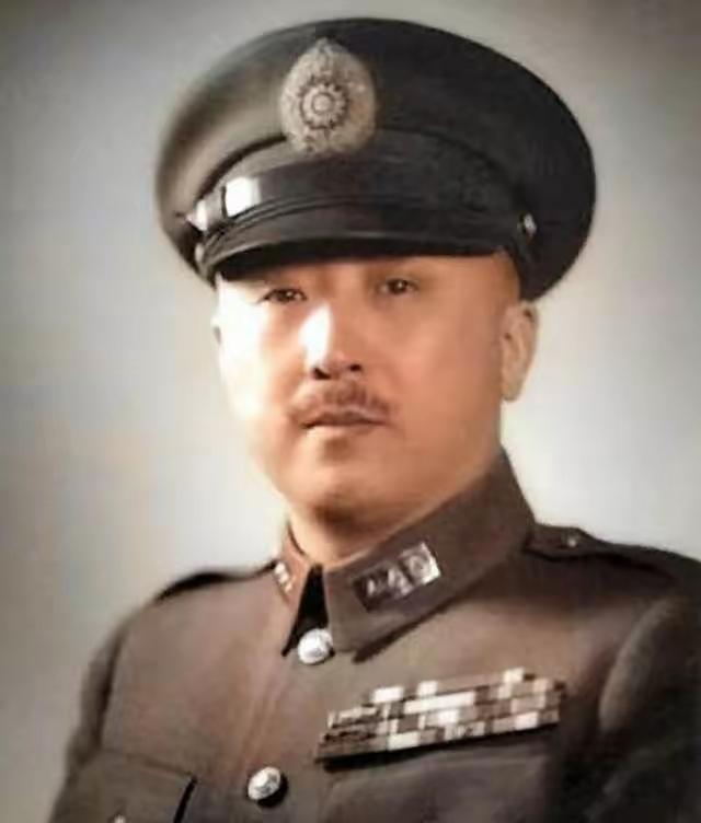 1949年1月，黄埔军校校长关麟征去看望被软禁的国军上将卫立煌，遭到门口宪兵阻拦