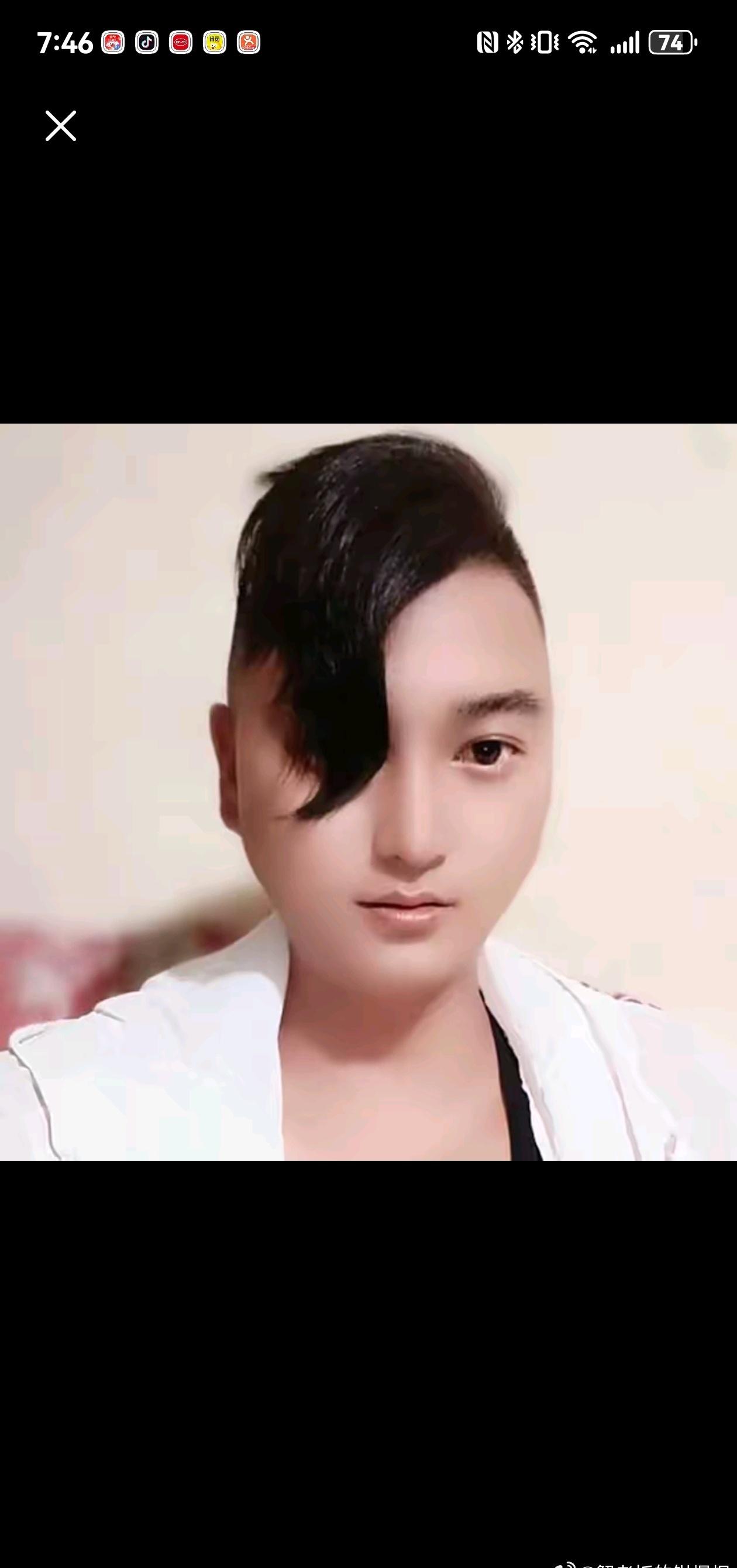 有个女的天天给我发她出入高档酒店，高端饭局！她居然看上我了！看到她白富美的生