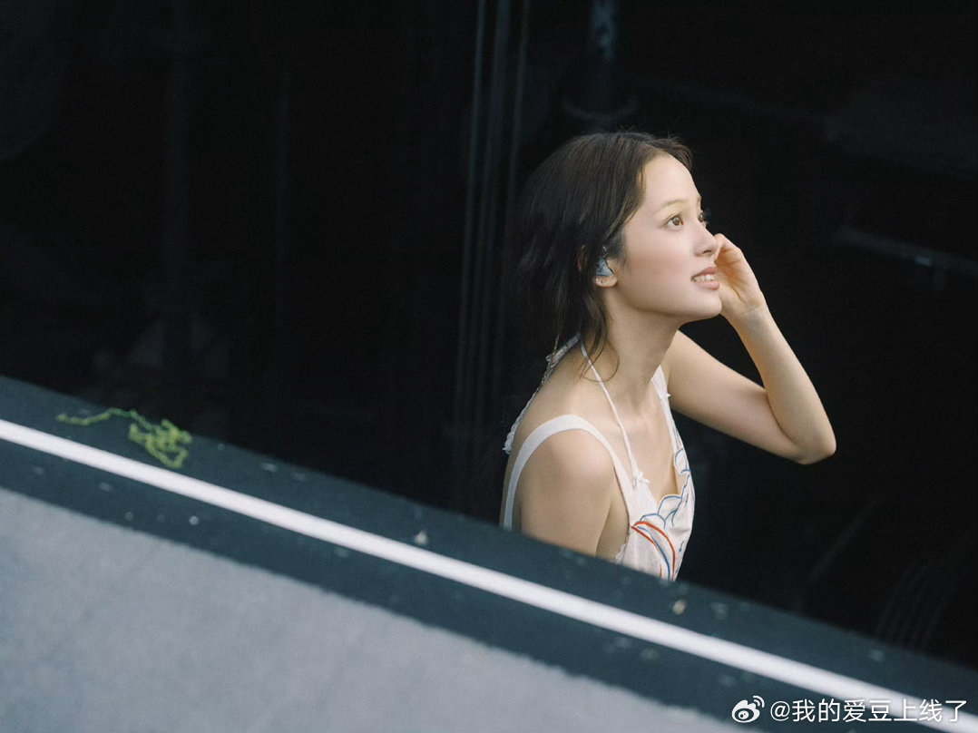 欧阳娜娜神女降临具像化欧阳娜娜演唱会神女降临温柔灯光铺满舞台，欧阳娜娜缓步走来，