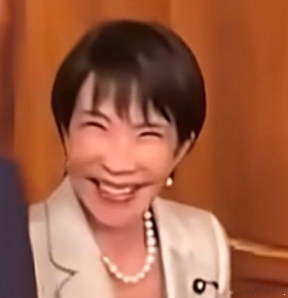 什么叫谄媚?日本人见到主人的笑。笑得跟狗一模一样。可惜她没有尾巴，不然那尾巴会摇