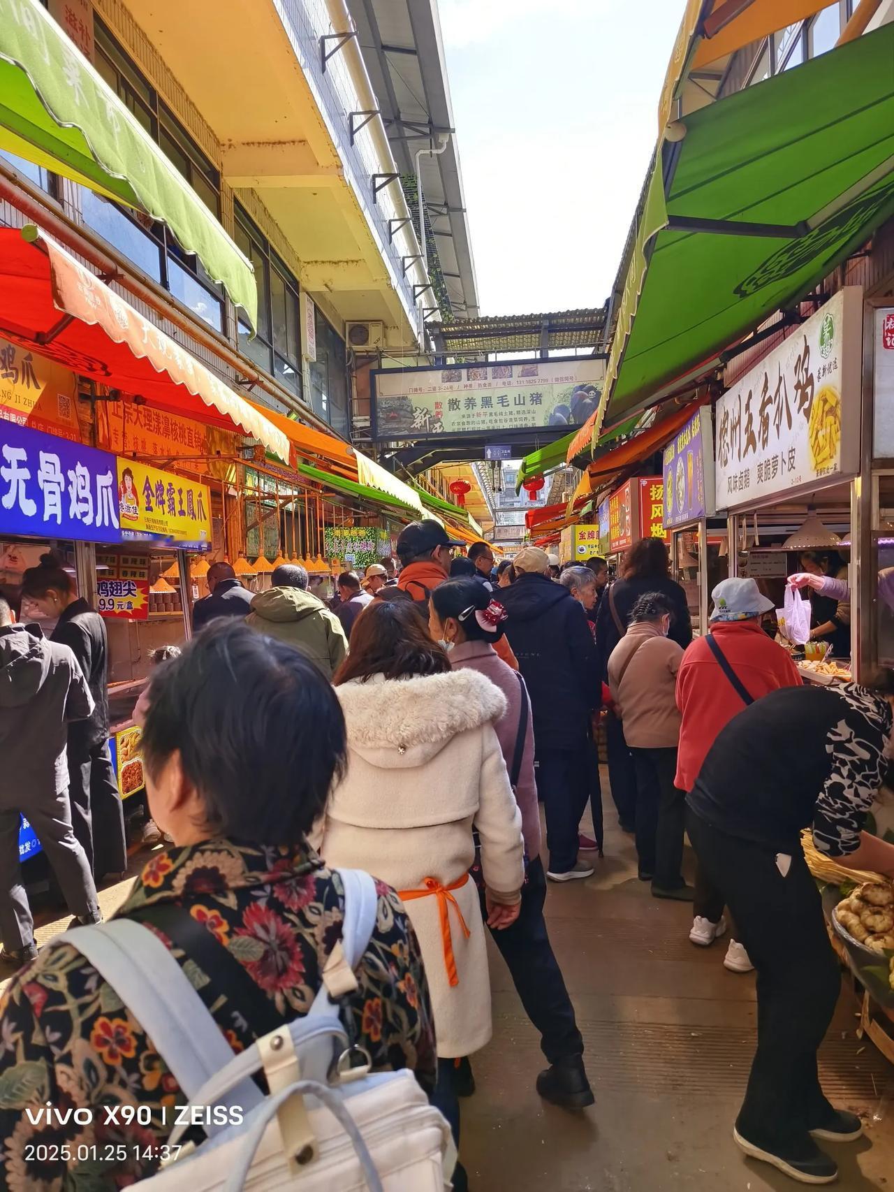 昆明篆心农贸市场：人声鼎沸的网红打卡地昆明篆心农贸市场，作为城市中的一颗璀璨